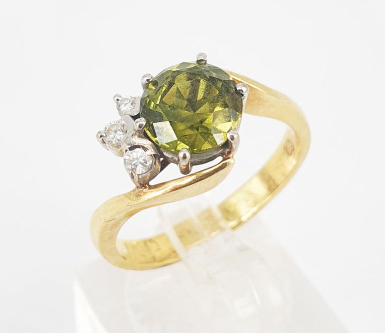 Yellow gold ring with peridot and diamond