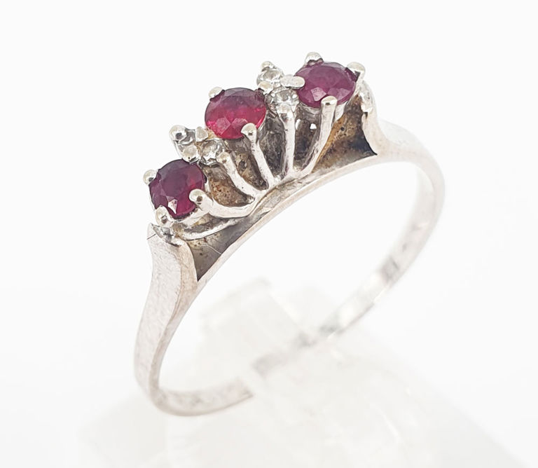 18k gold ring with ruby and diamond