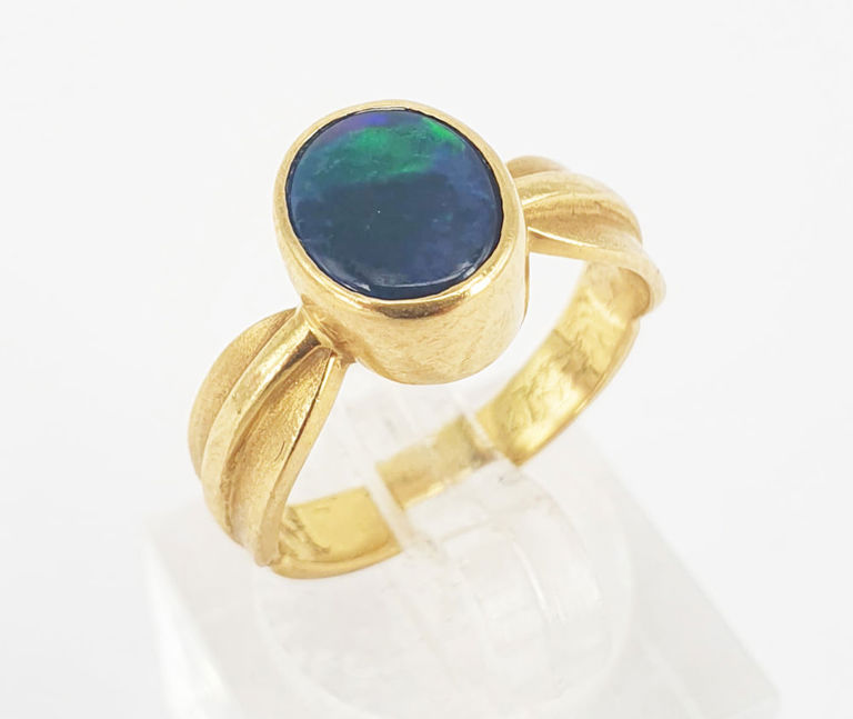 18k gold ring with opal