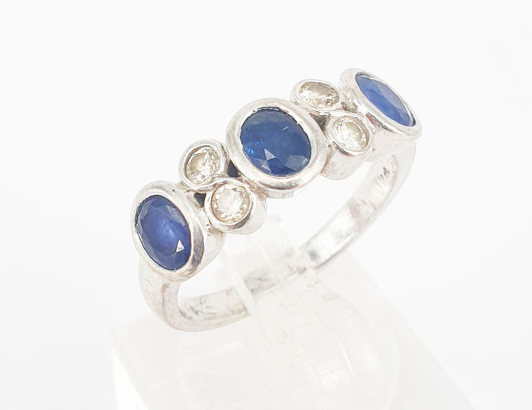 18k white gold ring with sapphire and diamond