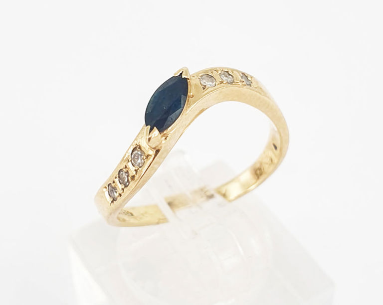 14k gold ring with blue topaz and diamond