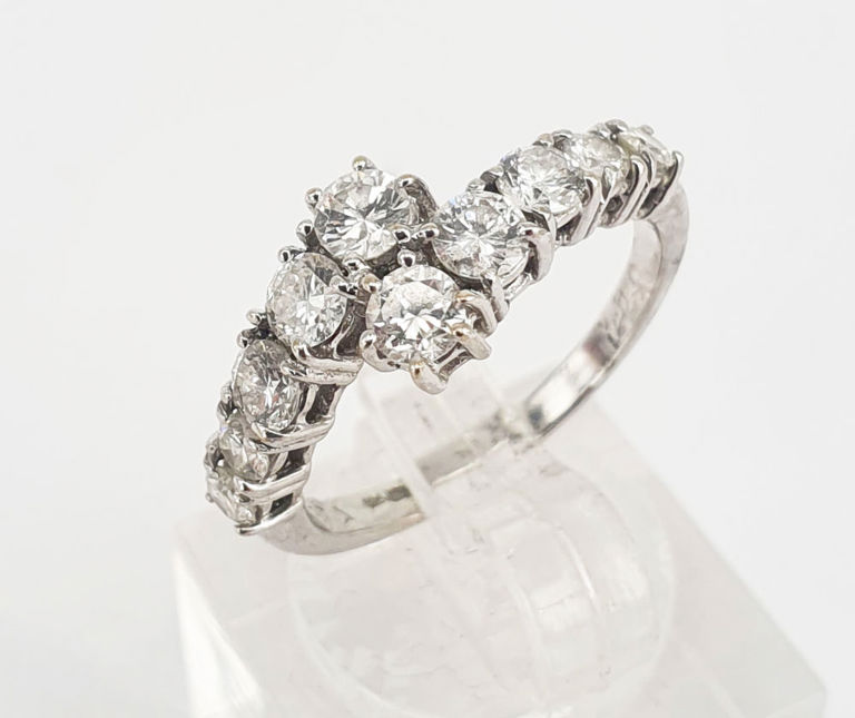 18k white gold ring with diamond