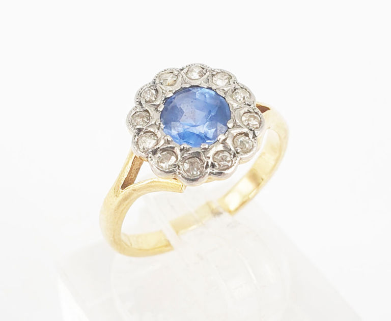 18k gold ring with sapphire and diamond
