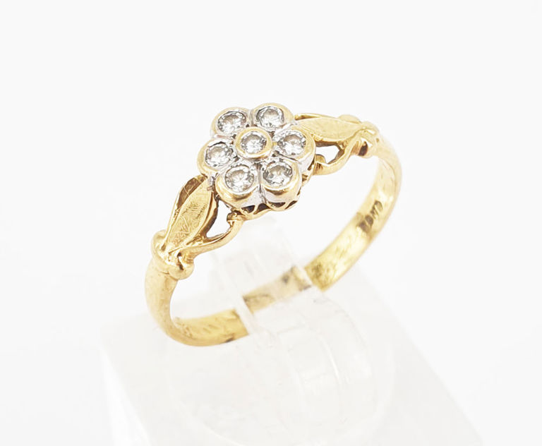 18k yellow gold ring with diamond