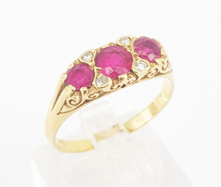 Yellow gold ring with ruby and diamond