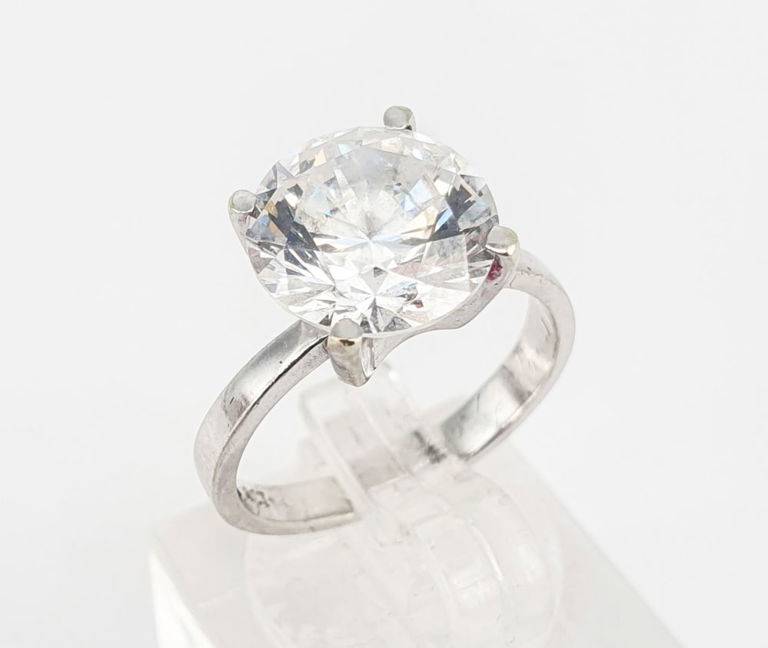 9k white gold ring with colorless stone