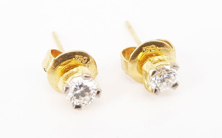 18k gold ear-studs with diamond