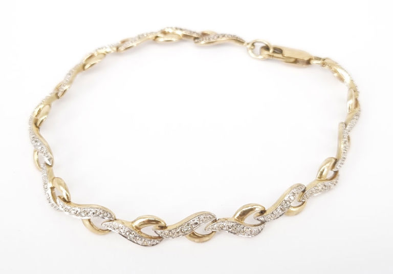 9k two-tone gold bracelet with diamonds