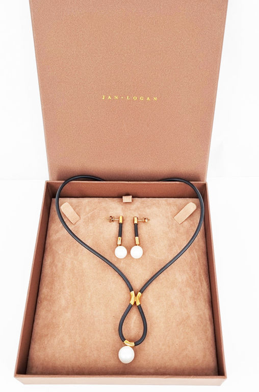 9k yellow gold and pearl set by Jan Logan