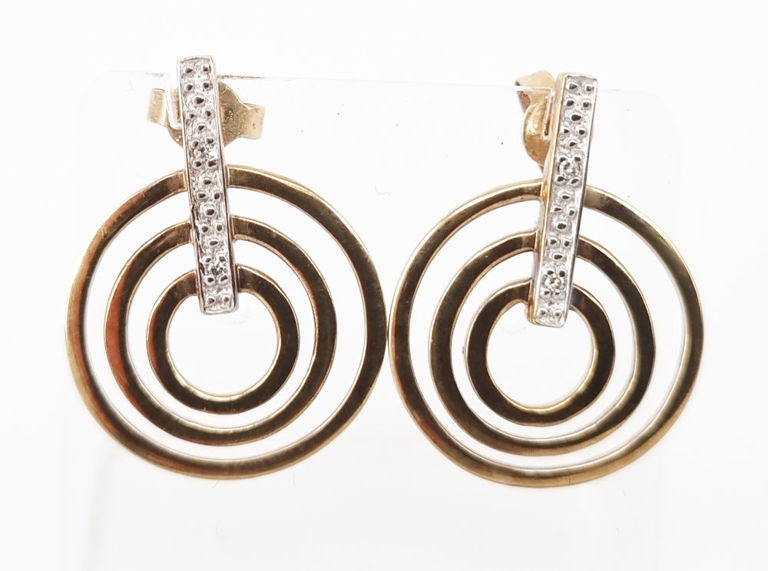 9k yellow gold earrings with diamond