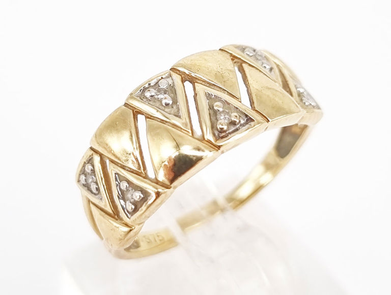9k yellow gold ring with diamond