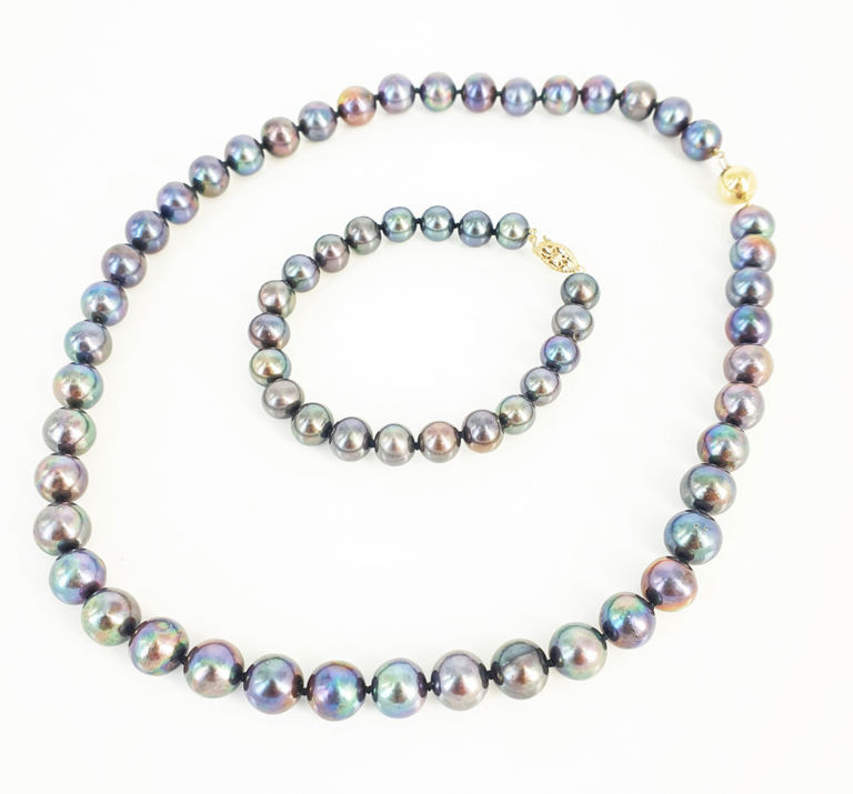 Pearl necklace and bracelet