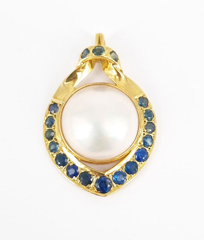 14k yellow gold pendant with mabe pearl and sapphire
