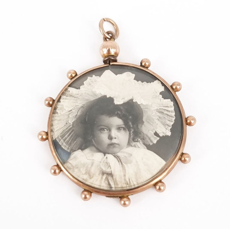 9k rose gold frame pendant