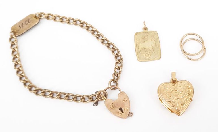 Four 9k gold jewellery