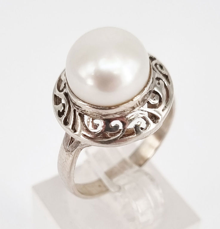 Sterling silver and freshwater pearl vintage style ring