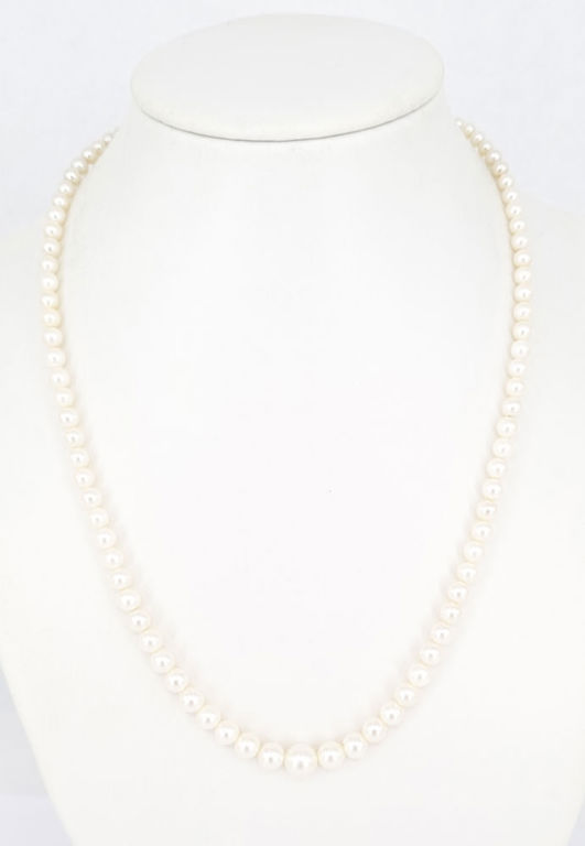 Akoya pearl necklace with 18k white gold clasp