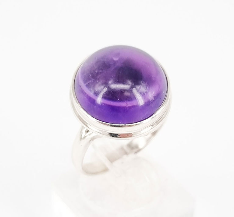 Sterling silver and amethyst cabochon ring