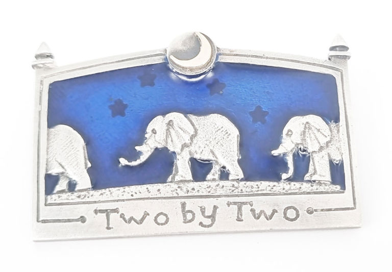 An English elephant brooch in sterling silver and enamel
