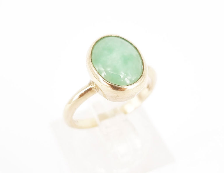 Vintage 9k gold ring with jade cabochon