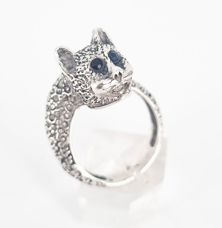 Silver snow leopard ring with sapphire eyes