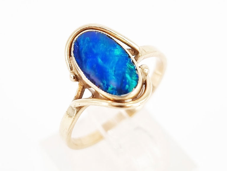 Vintage 9k gold ring with opal
