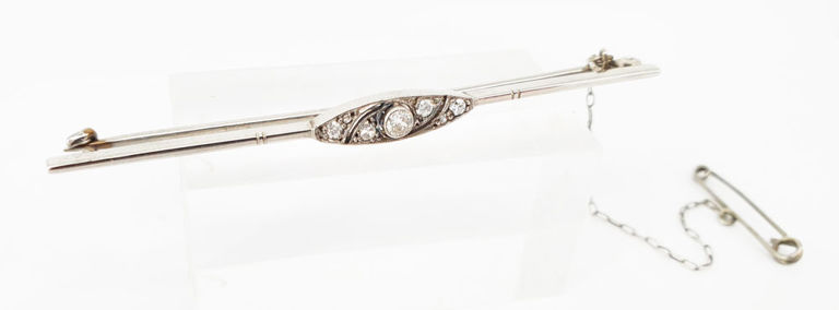 18k white gold bar brooch with diamond