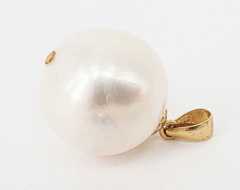 Round white pearl pendant on 9k gold bail