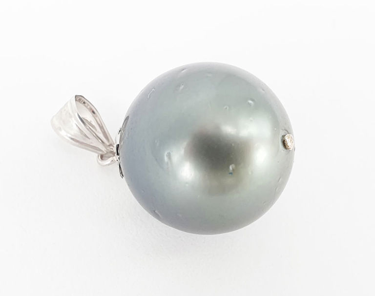 Tahitian pearl and 18k white gold pendant