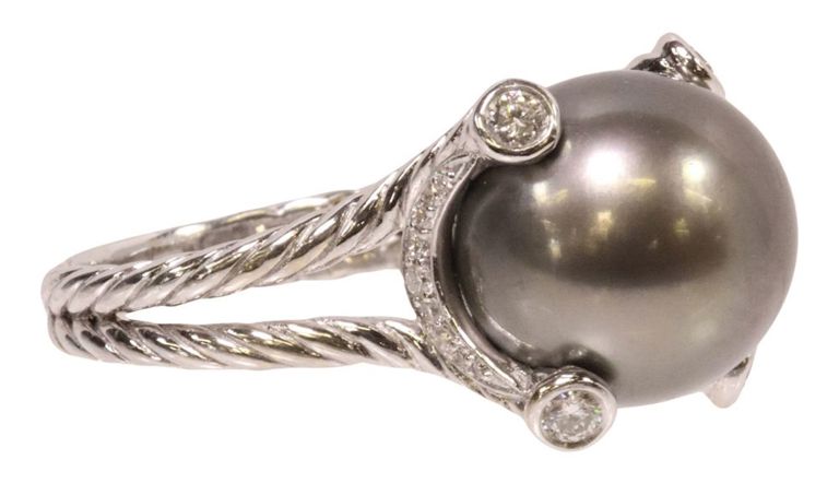 18k white gold ring with Tahitian pearl and diamond