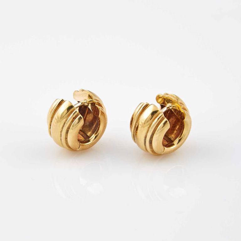 Two 18k gold earrings
