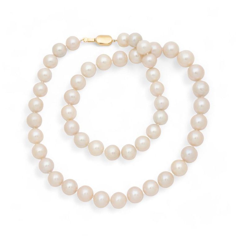 South sea pearl necklace with 18k yellow gold clasp