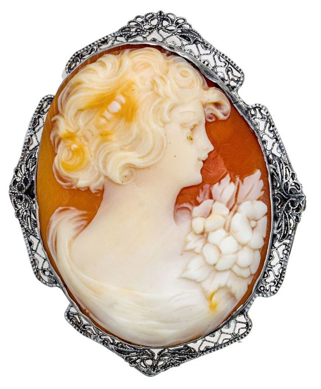 Italy carved cameo brooch