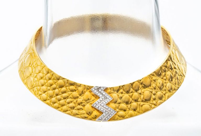 Gucci 18k yellow gold collar necklace with diamonds