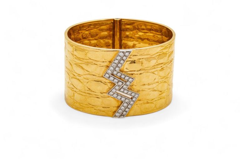 Gucci 18k yellow gold and diamond cuff bracelet