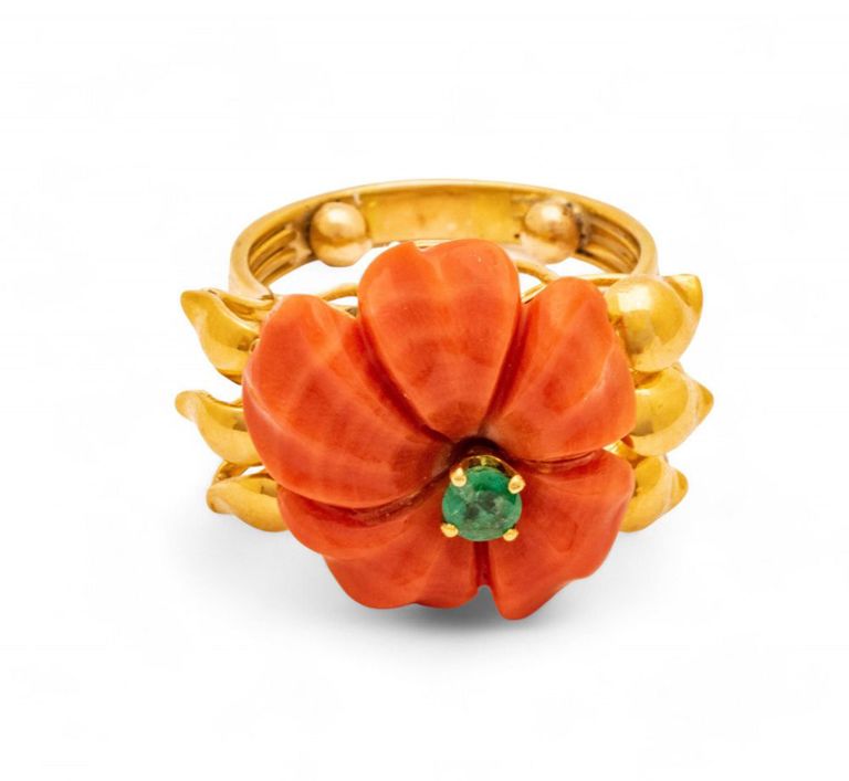 18k yellow gold and coral ring