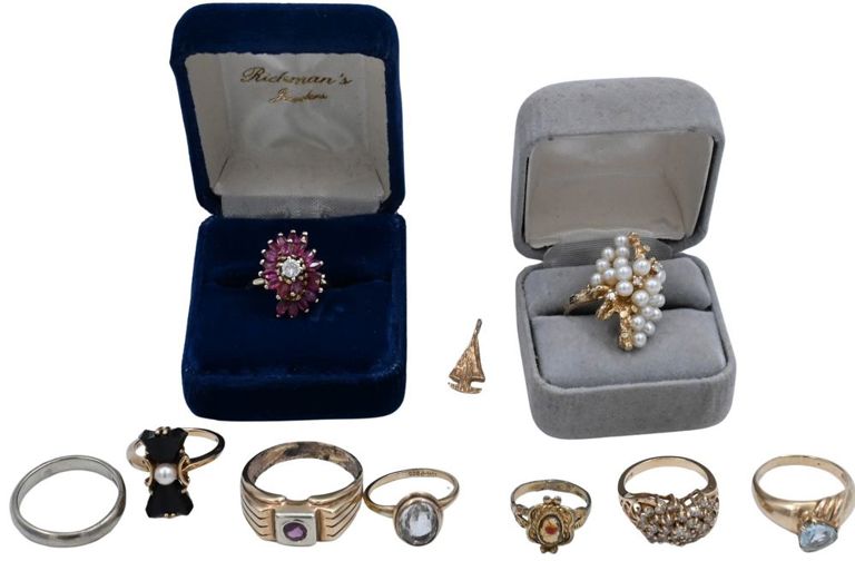 Group of nine gold rings