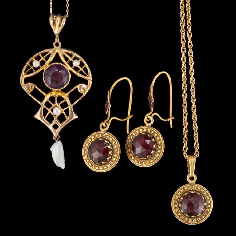 Lot of four 10k and 14k yellow gold jewelry pieces