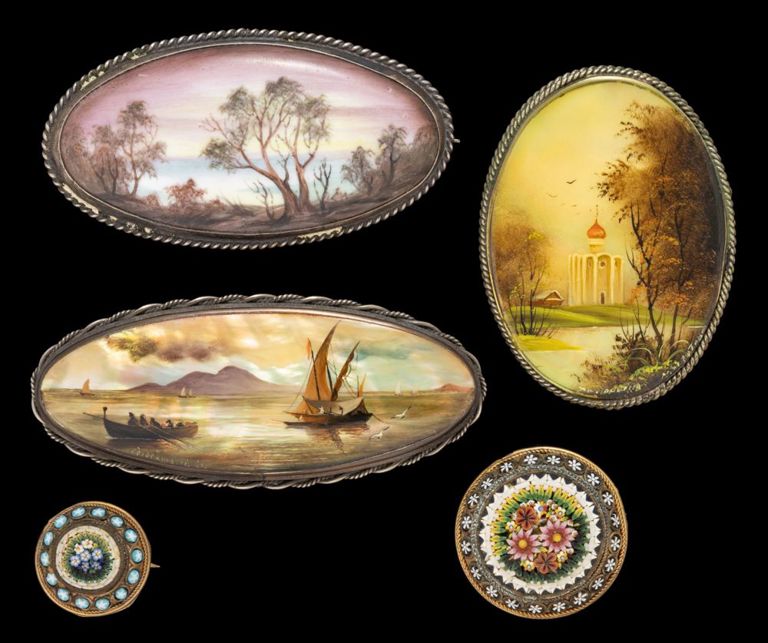 Lot of five micromosaic and hand-painted brooches