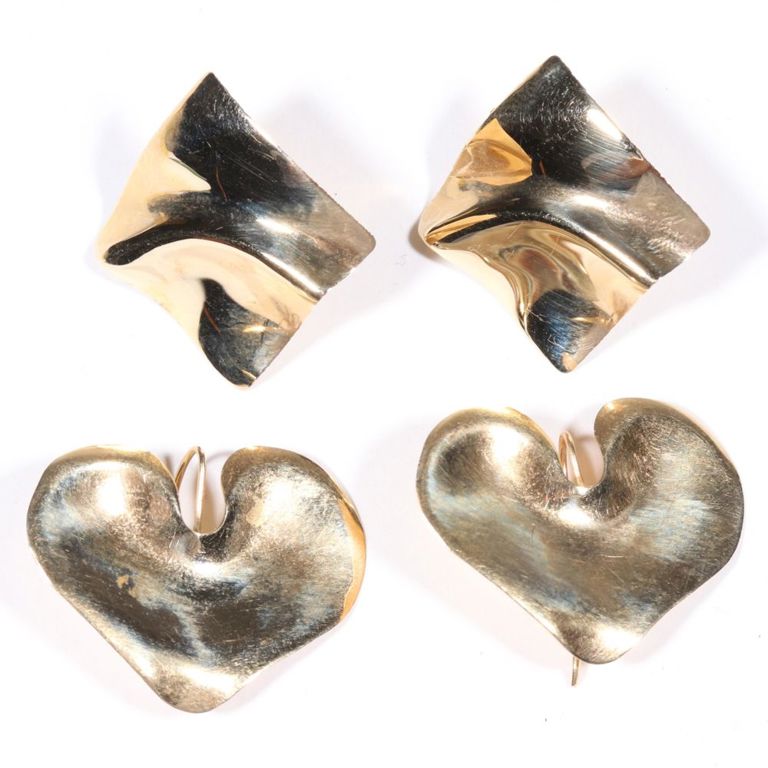 Two pairs of 14k yellow gold geometric and heart earrings