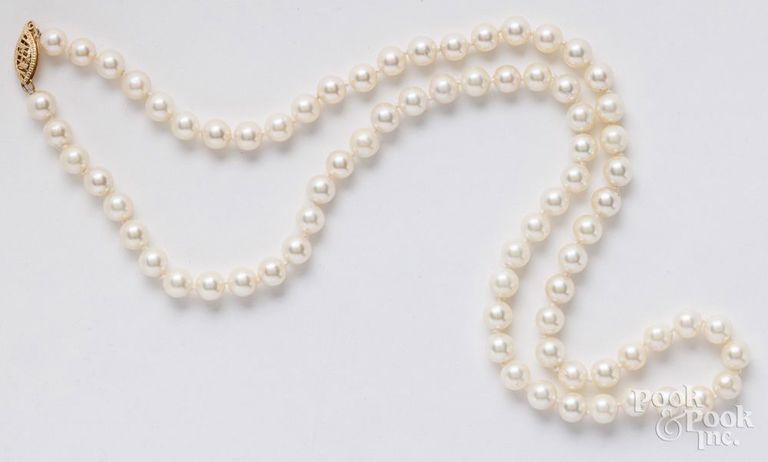 Pearl necklace with 14k yellow gold clasp
