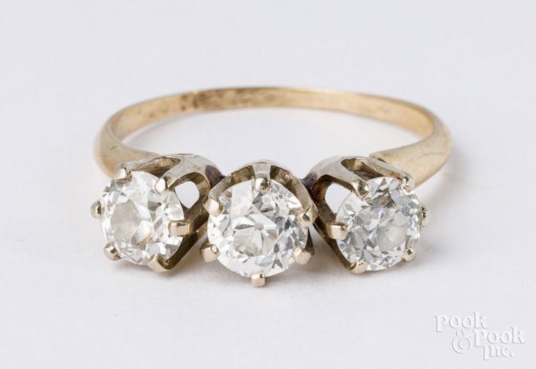 14k yellow gold three diamonds ring