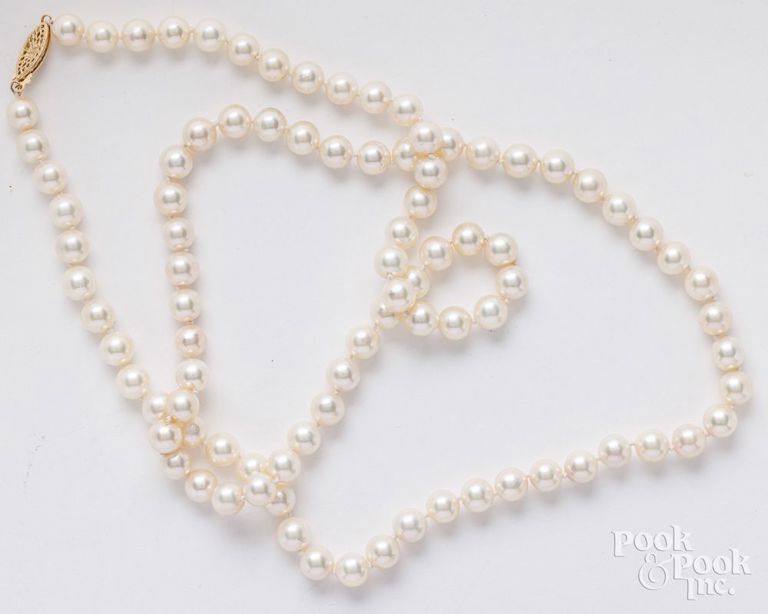 Pearl necklace with 14k yellow gold clasp