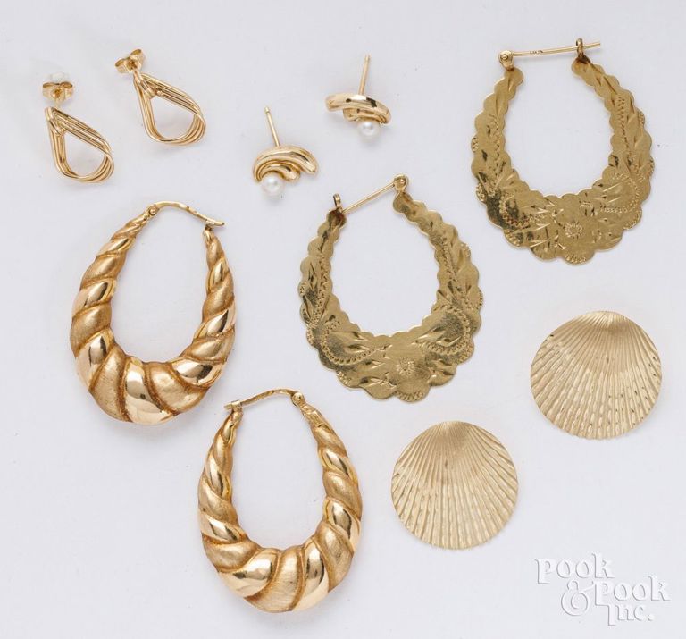 Five pairs of 14k yellow gold hoop earrings
