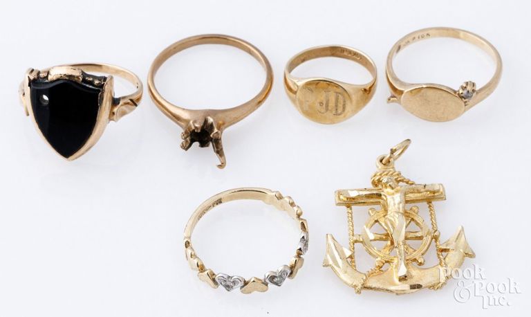 Five 10k yellow gold rings and 10k yellow gold charm