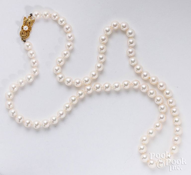 Cultured pearl necklace with 18k yellow gold clasp