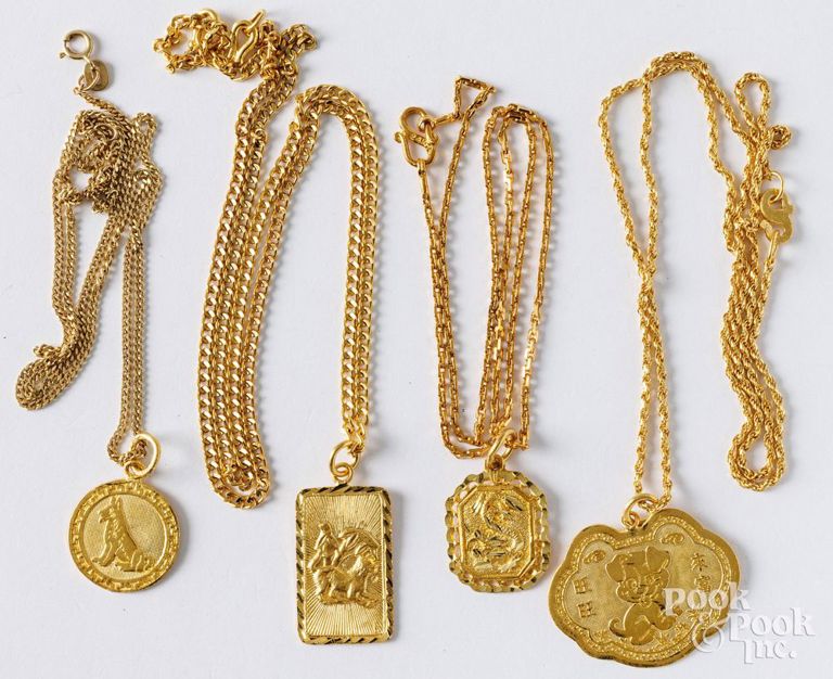 Four yellow gold necklaces with pendants