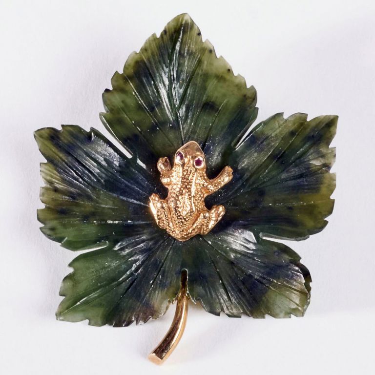Cellino 14k gold and jade lily pad with frog brooch