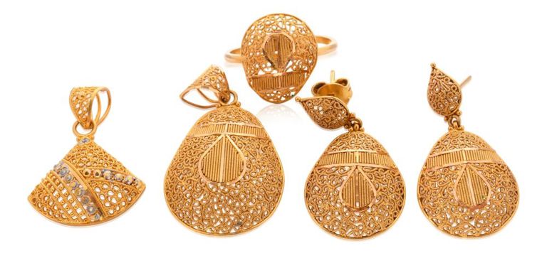 Suite of 21k yellow gold filigree jewelry