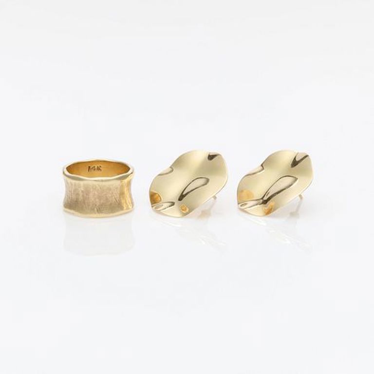 Group of two pieces of 14k yellow gold jewelry